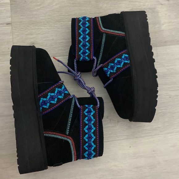 NWOT- UGG- Classic Mini II Braid Platform-Black with blue/red embroidery-Size 7 - Picture 3 of 13